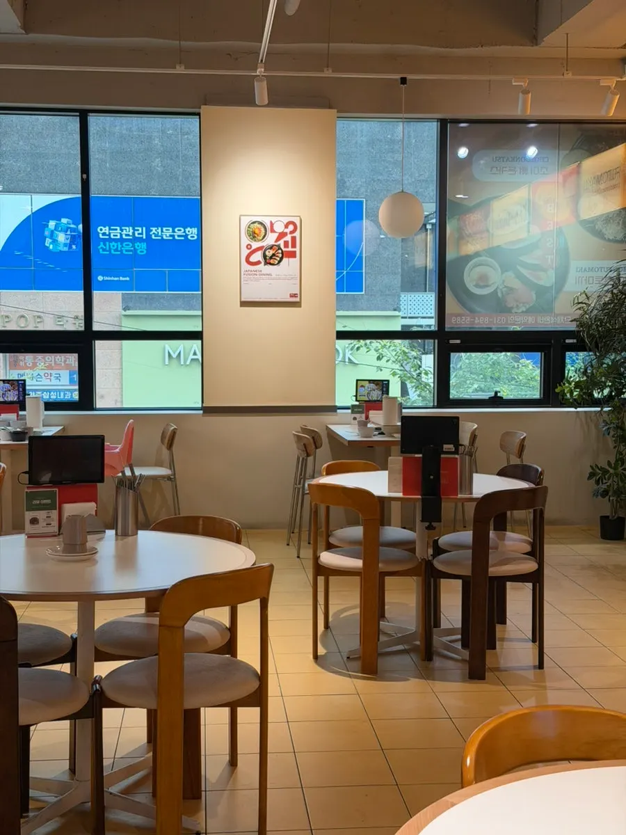 여유 있게 배치된 초이다이닝 양주옥정점 테이블