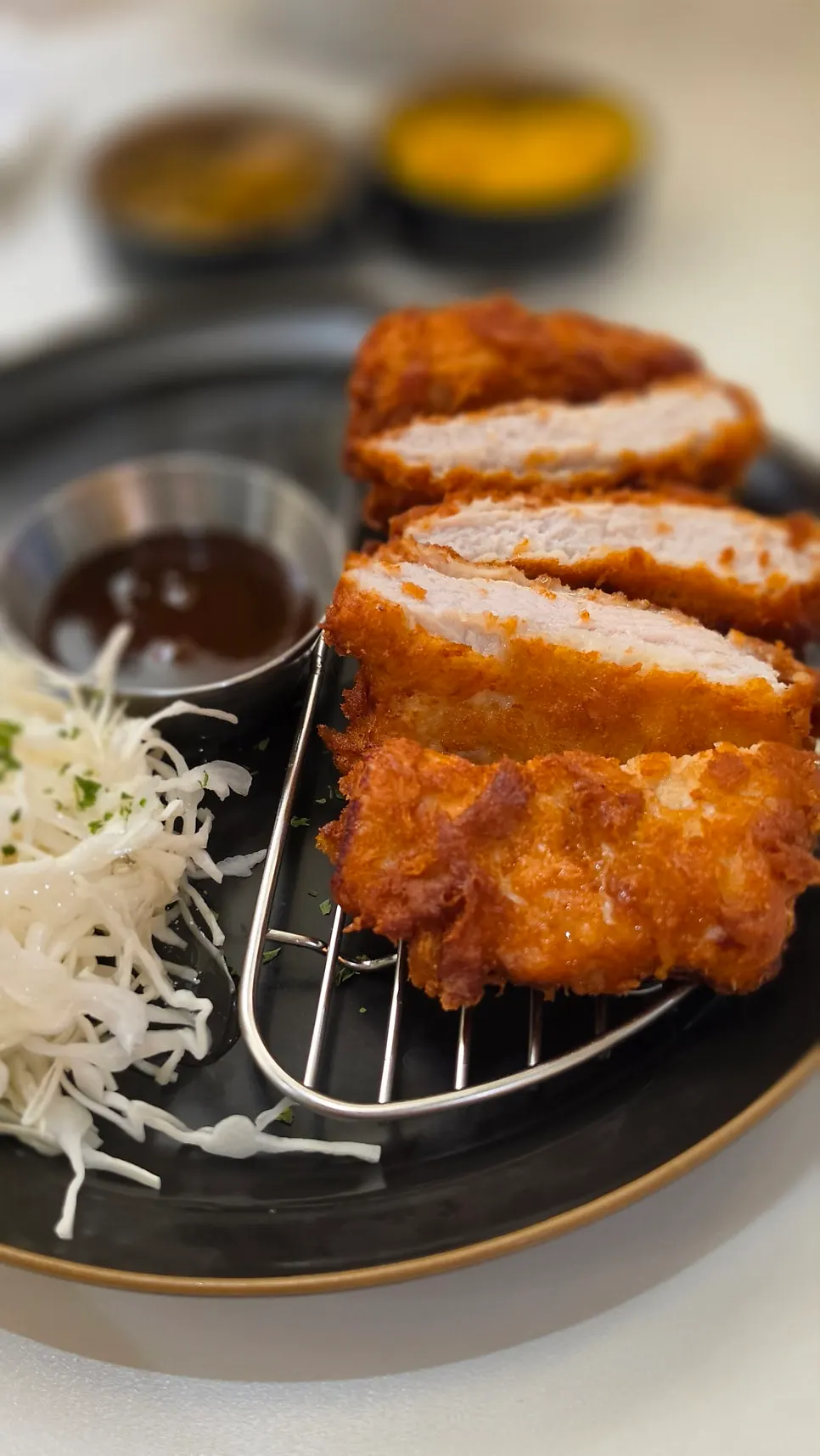 추가 주문한 모밀과 돈까스 상차림
