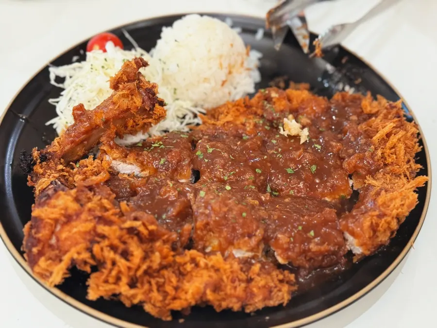 돈카츠와 함께 나온 묵은지 접시