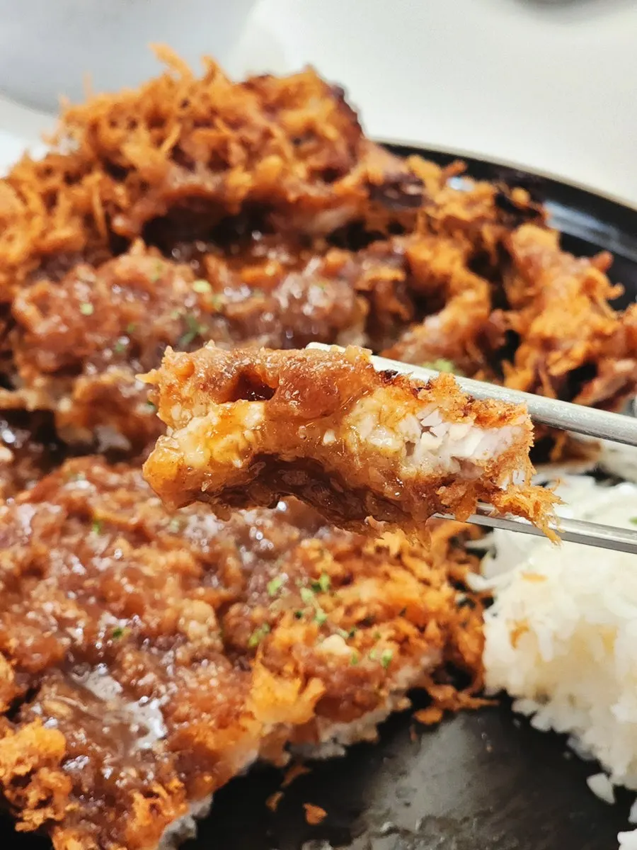 묵은지를 올린 뼈 돈카츠 한 점