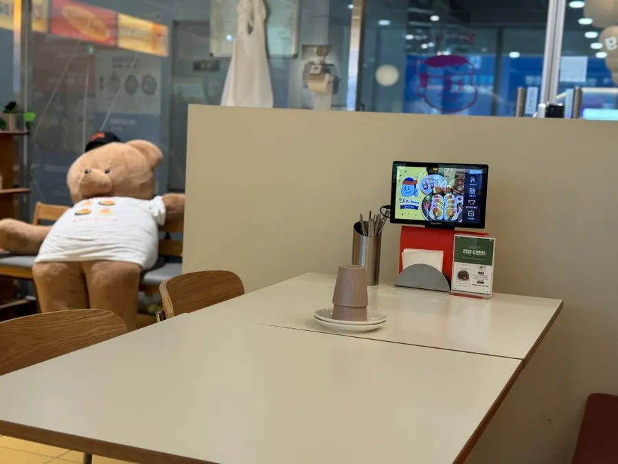 테이블 간격이 넓은 초이다이닝 매장 전경