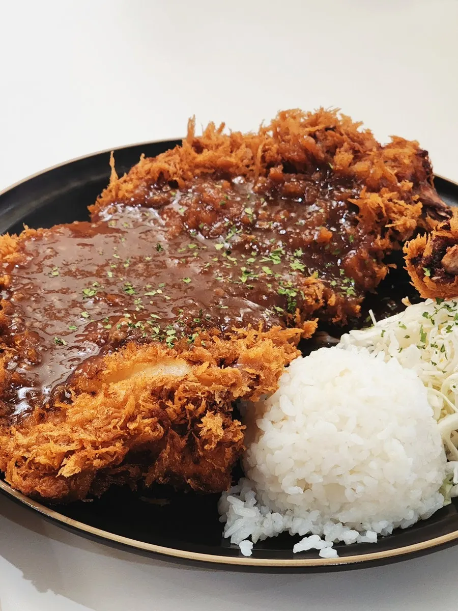 플레이팅된 후토마끼와 돈카츠 두 접시