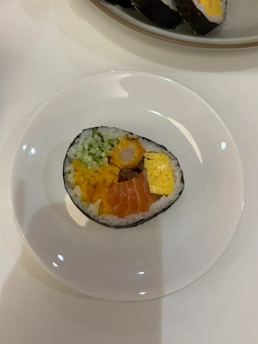 Salmon futomaki topped with chunky salmon