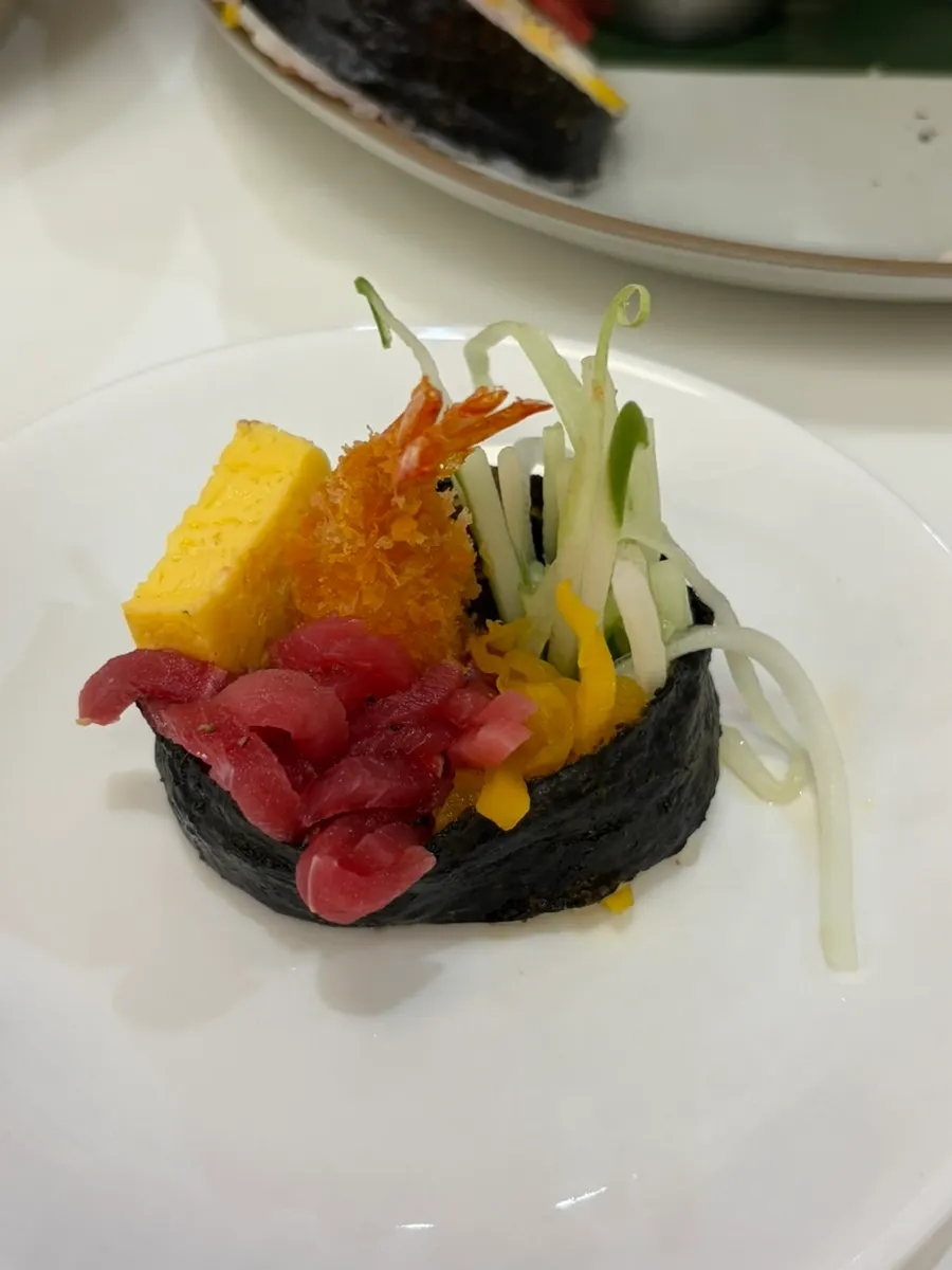 A piece of futomaki eaten together with danmuji