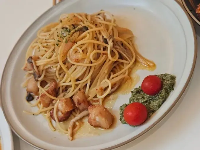 Oil pasta noodles blended with wild garlic