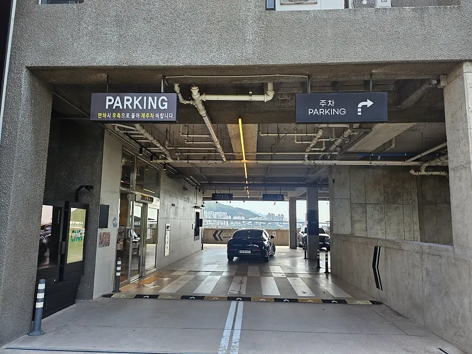 Choi Main Branch hours signage and store entrance