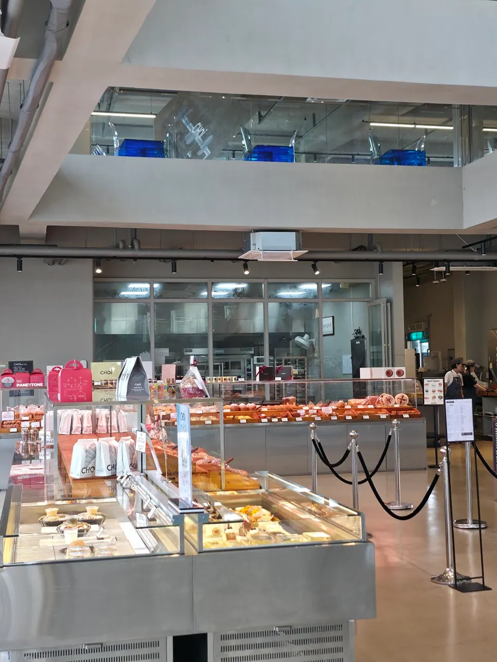 带有蓝丝带标志的초이本店入口