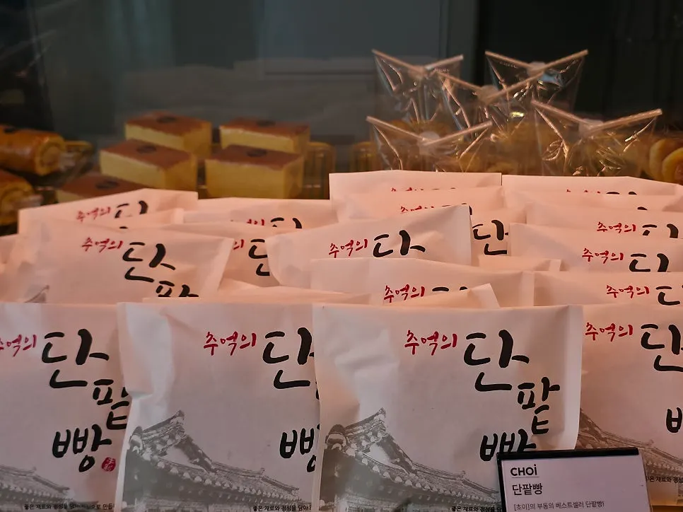 초이本店面包陈列区