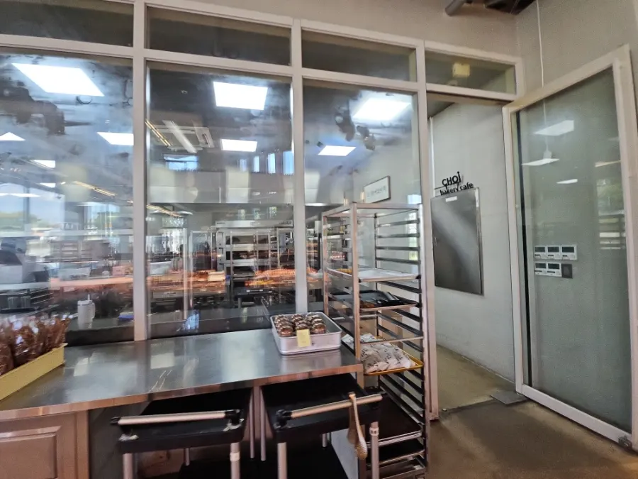 Bakery corner on the 1st floor of Choi Main Branch stocked with various breads