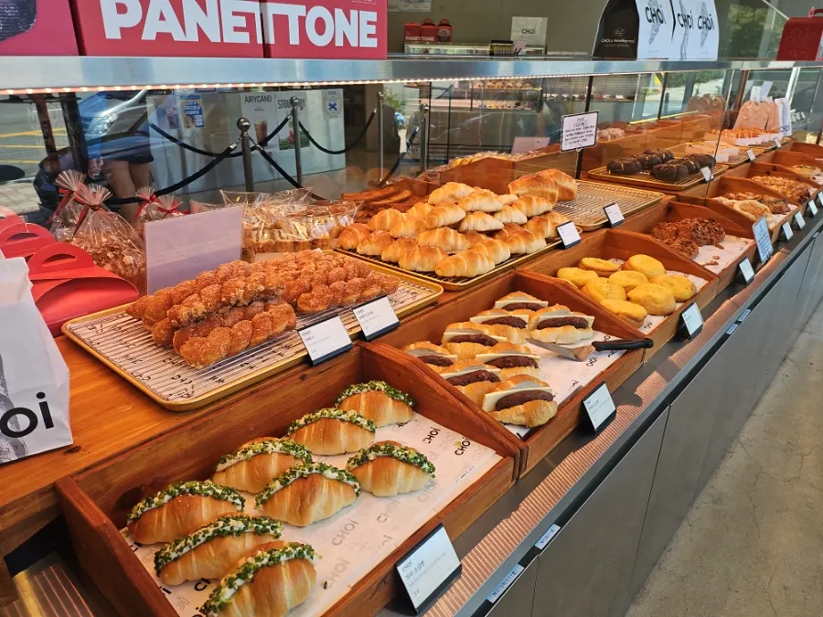 Display shelf with Bakery Choi's best menu signage