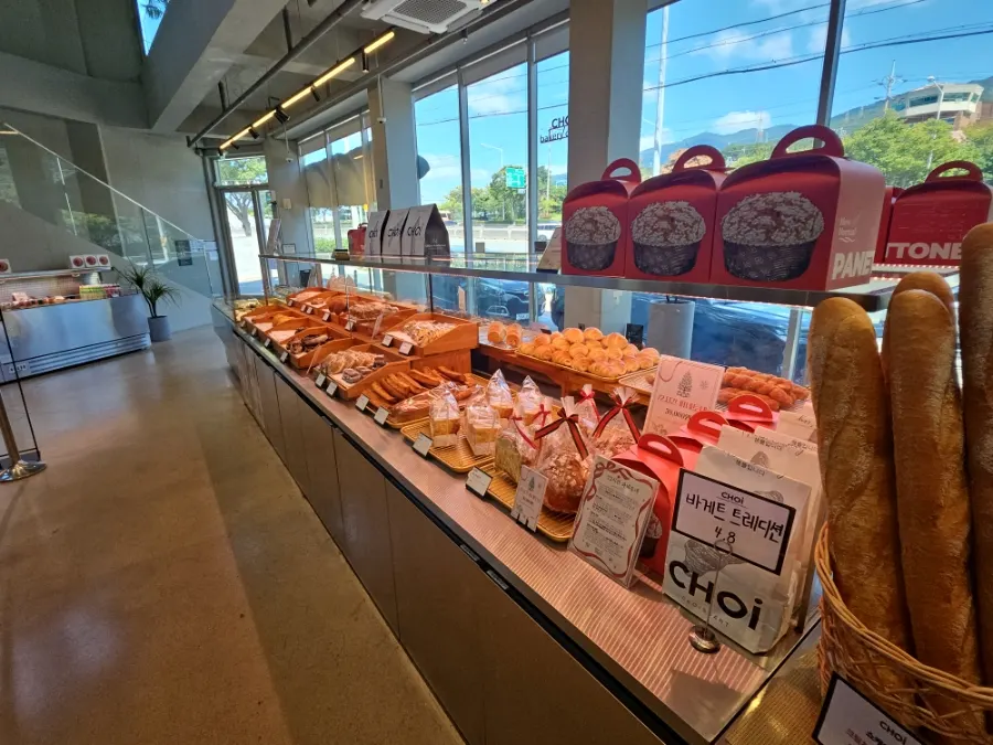 Red bean bread and Gongju chestnut bread displayed with description cards