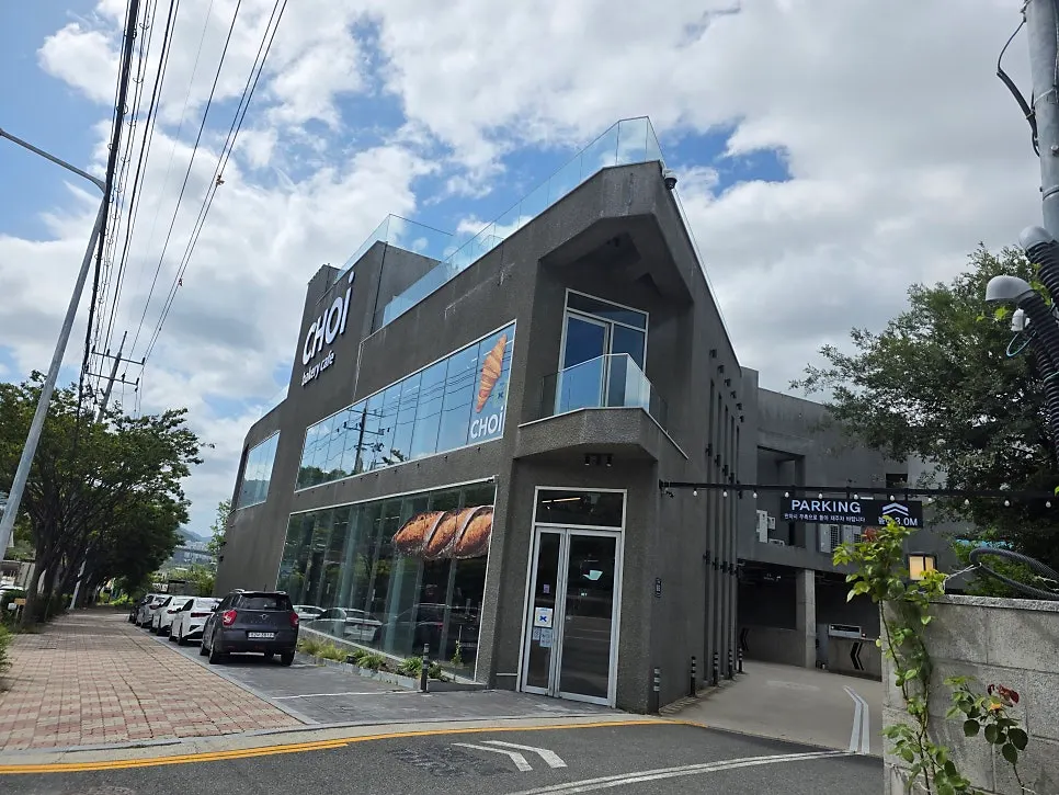 Exterior of the Choi Main Branch building in front of Hopo Station