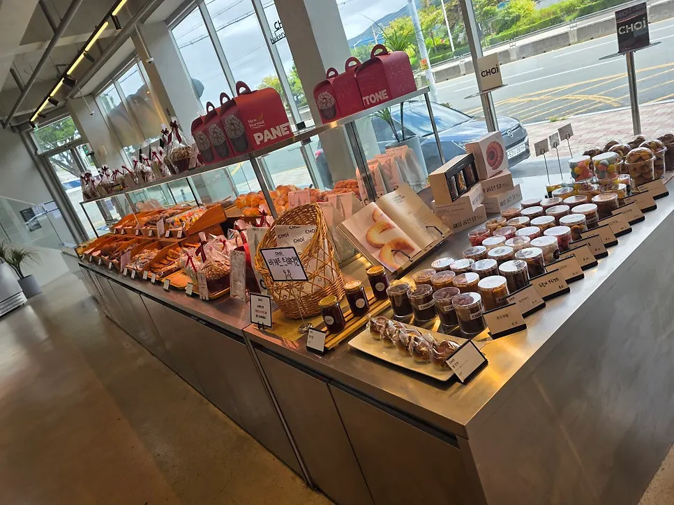 Overall view of the bread display case at Choi Main Branch