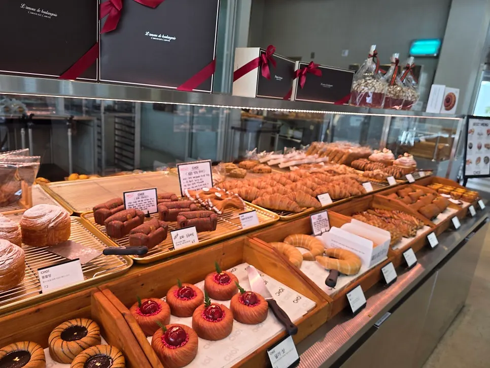 Bakery display case with loaf breads and baguettes