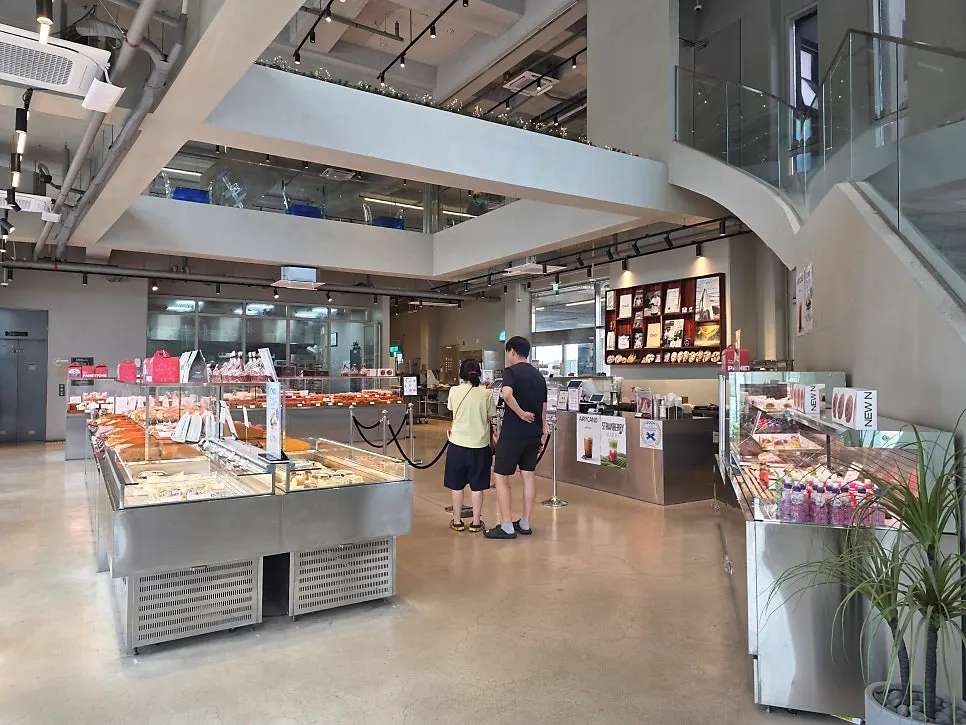 Cake display case at Choi Main Branch