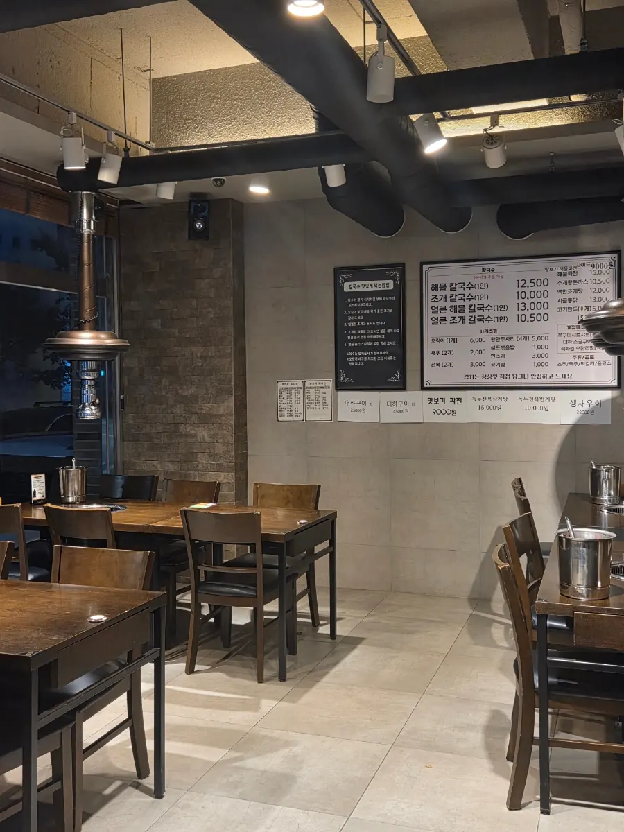 桌子摆放宽敞的海鲜刀削面店内部