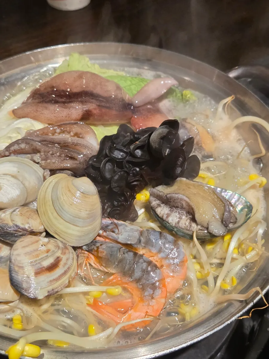 从上方俯拍的海鲜刀削面锅内海鲜