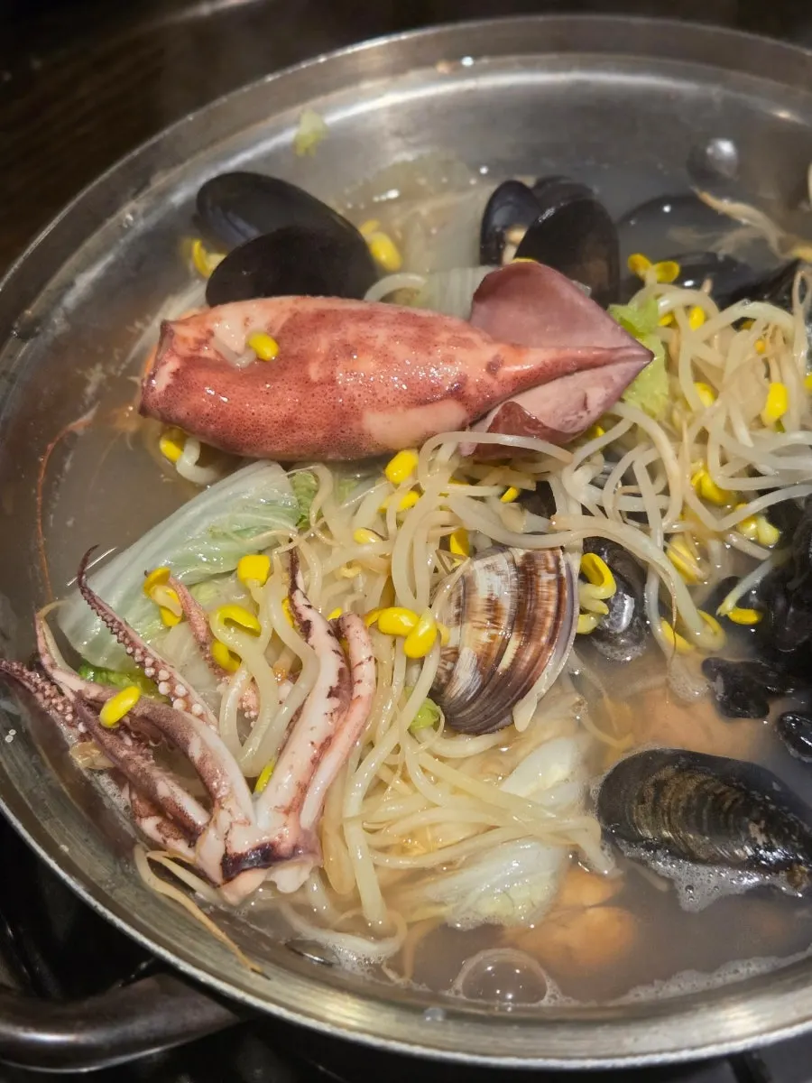 可见整只鱿鱼的海鲜刀削面