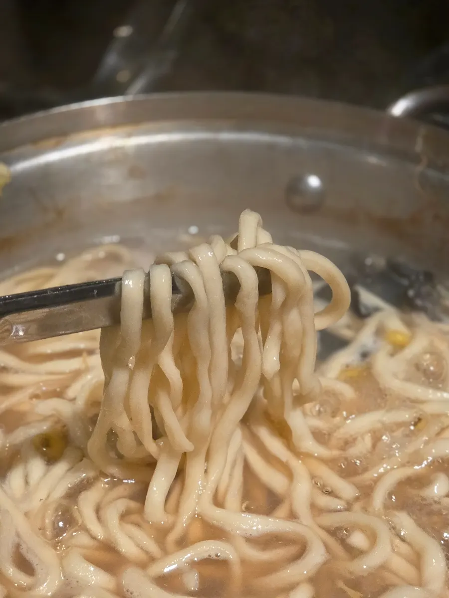 盛到小碟里的海鲜刀削面面条