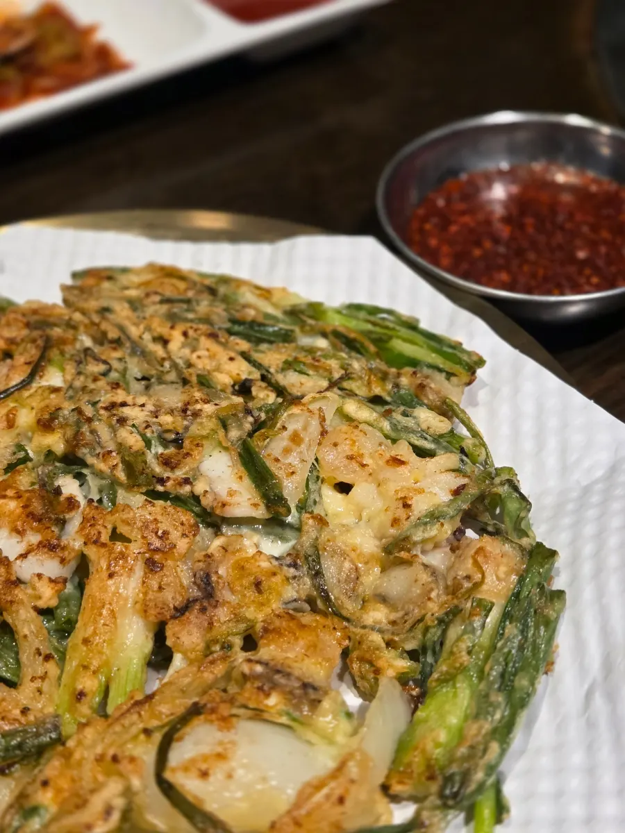 煎得焦黄的试吃版海鲜煎饼