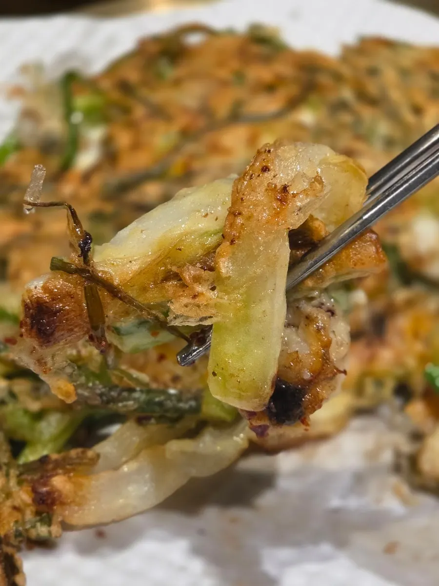 韭菜和海鲜大块入料的煎饼断面