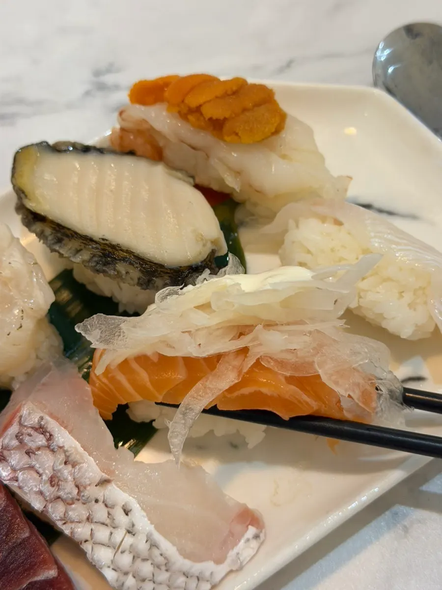 Thick-cut flounder sashimi sushi
