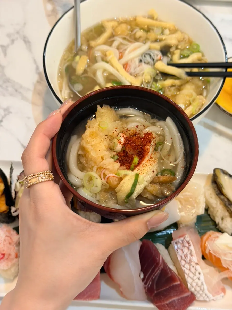 Shrimp tempura udon sprinkled with shichimi