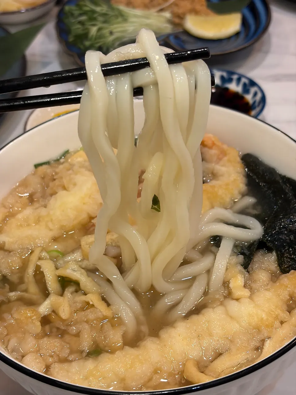 Broth and noodles of the shrimp tempura udon
