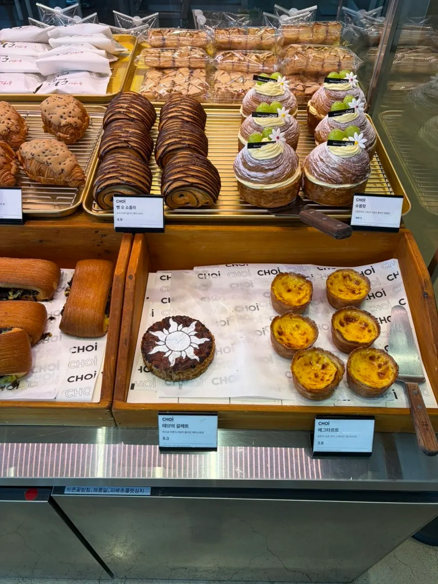 Large bakery café Choi's building in front of Hopo Station, Yangsan