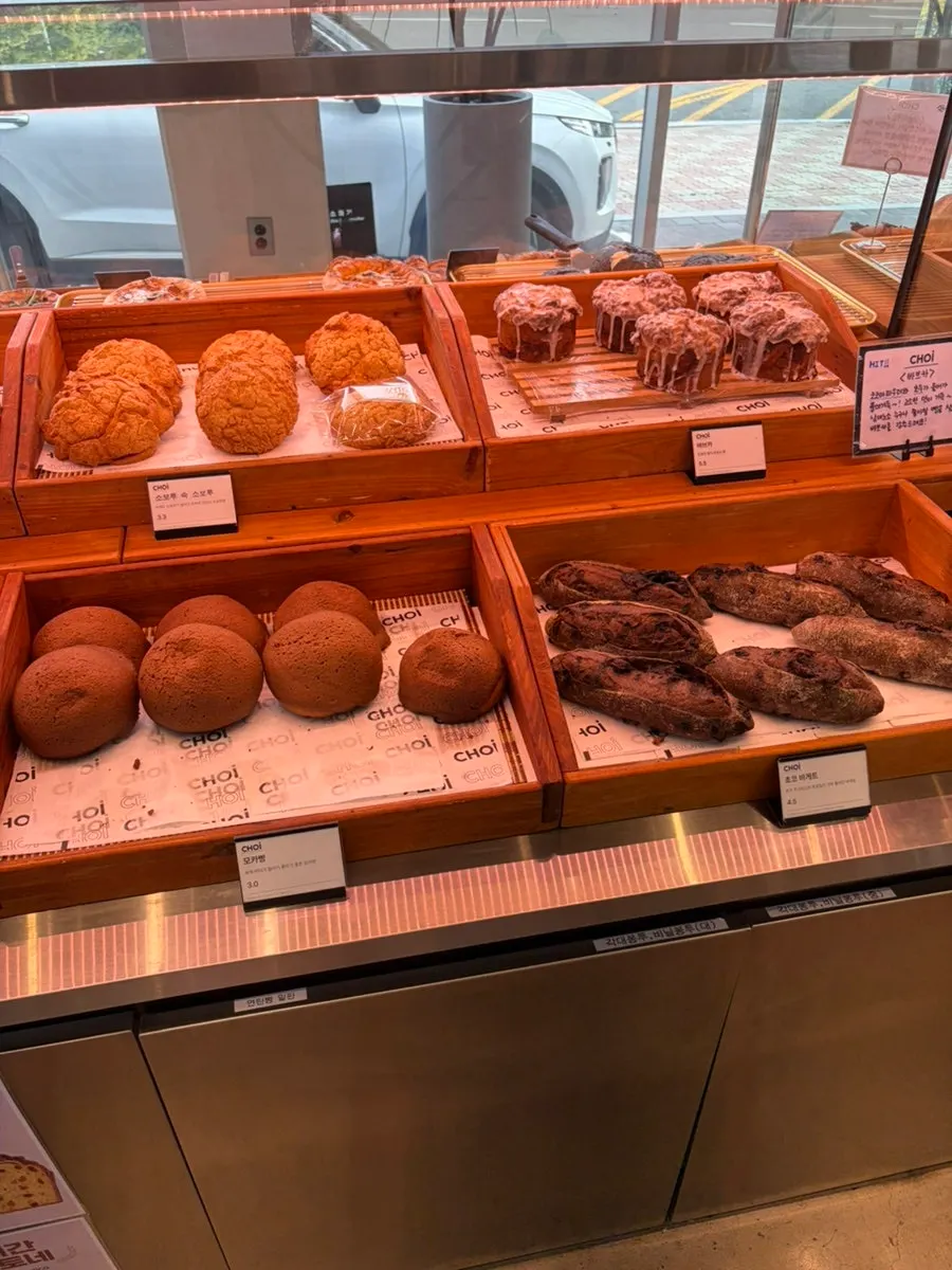 Bread display with tasting pieces cut up at Choi
