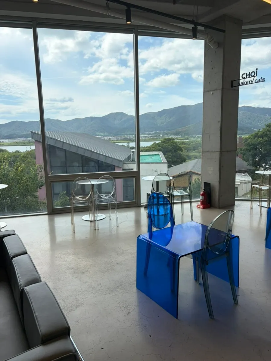 Second-floor window seats at Choi