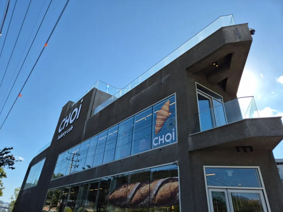Exterior of Choi Main Branch, a bakery café in Hopo, Yangsan