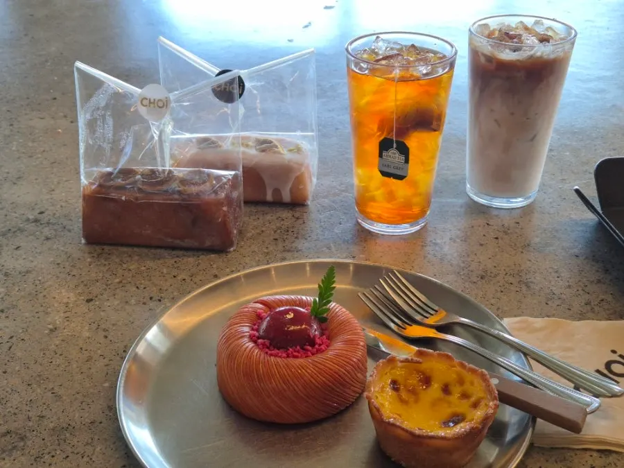 Rich egg-flavored egg tart and pound cake