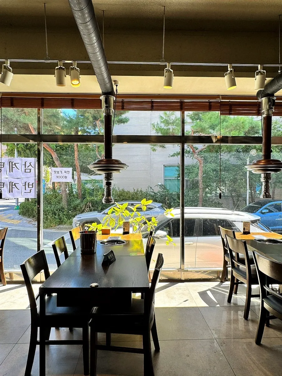 넓고 깔끔한 매장 내부와 테이블