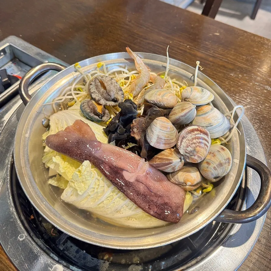 동죽 바지락 홍합과 통오징어가 든 해물칼국수