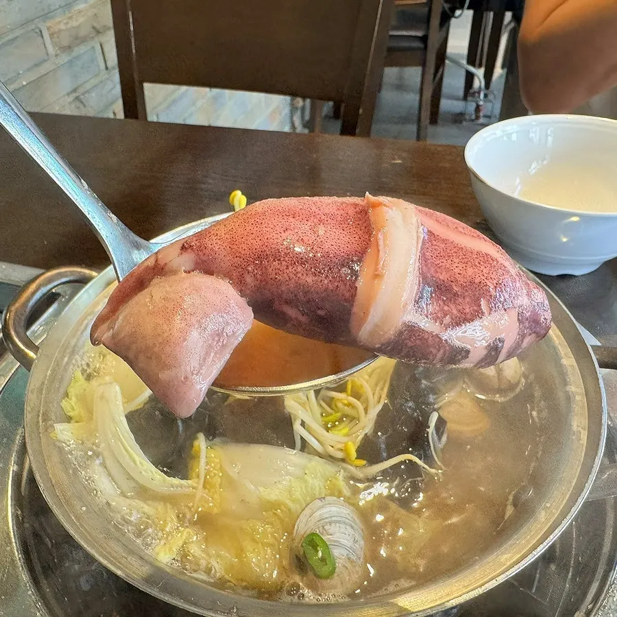 끓기 시작한 해물칼국수 국물