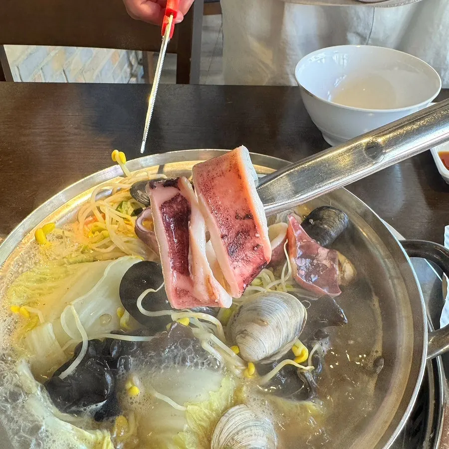국자로 떠올린 맑은 해물 국물