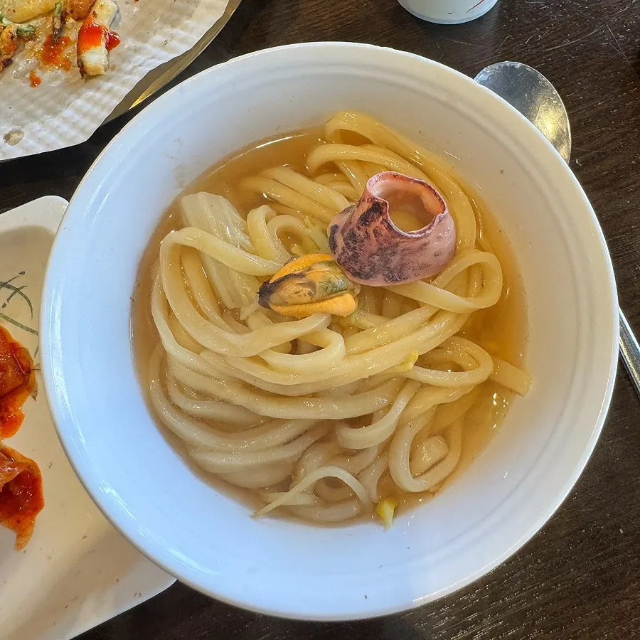 진해진 육수에 넣어 끓이는 칼국수 생면