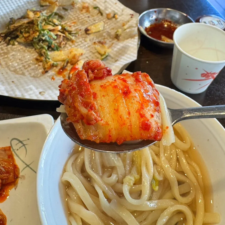 쫄깃한 칼국수 면과 겉절이