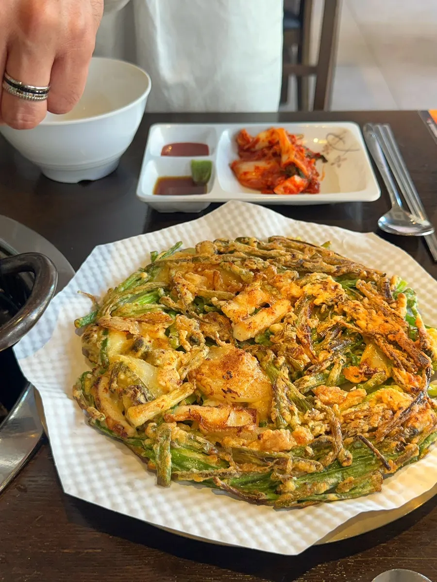 테이블에 놓인 맛보기 파전 한 접시