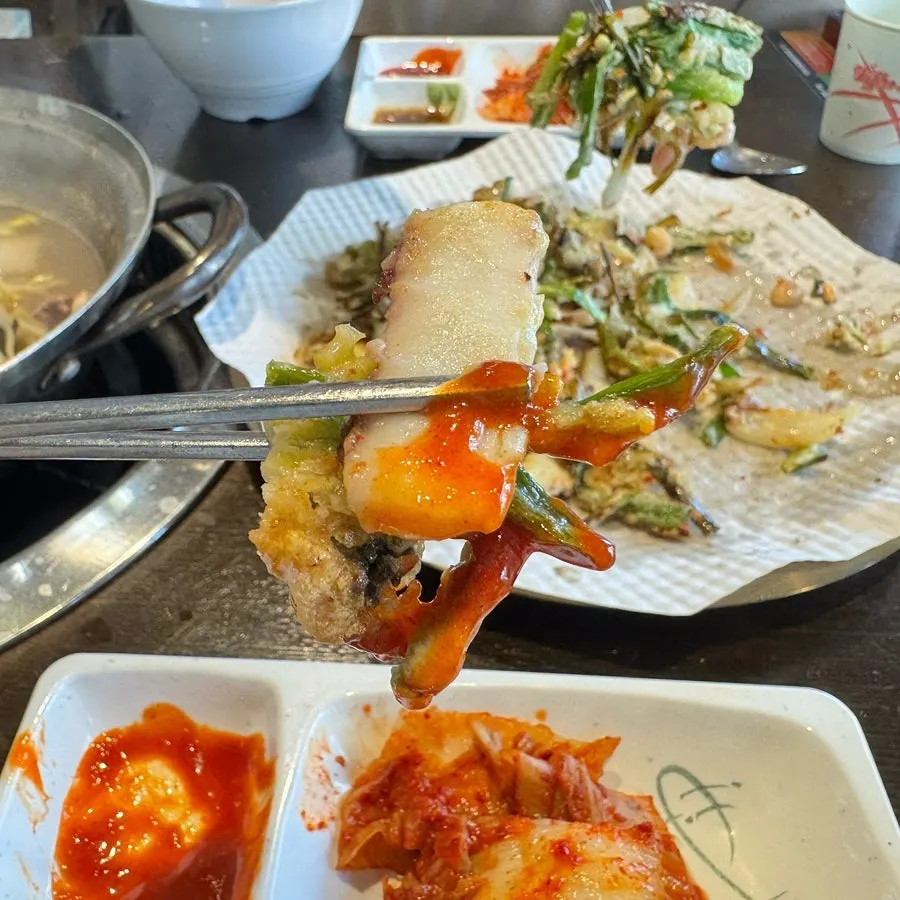 오징어와 파가 들어간 파전 조각