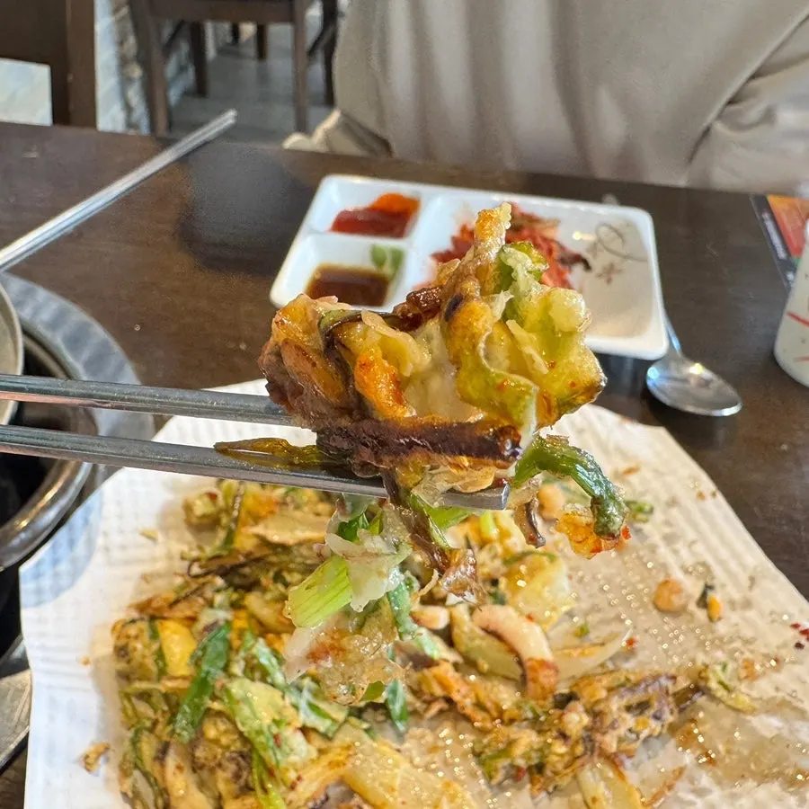파전과 해물칼국수를 함께 놓은 상차림