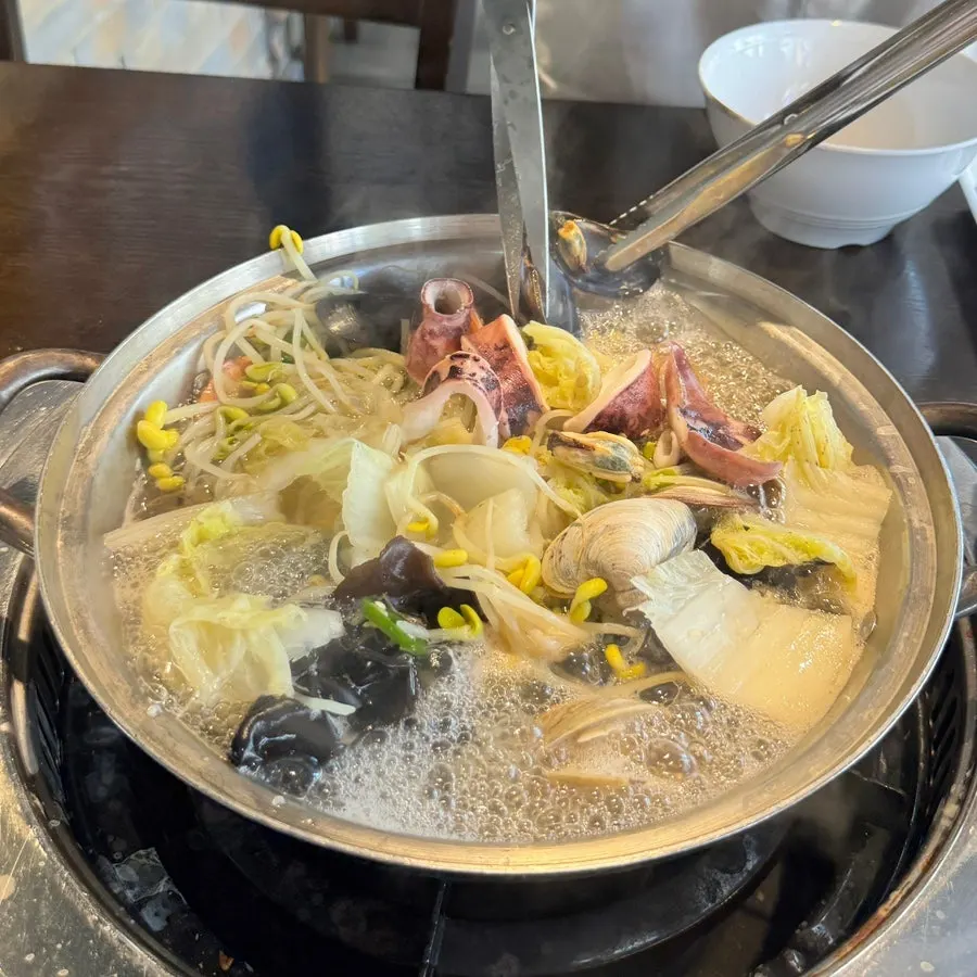 해산물이 푸짐한 해물칼국수 냄비