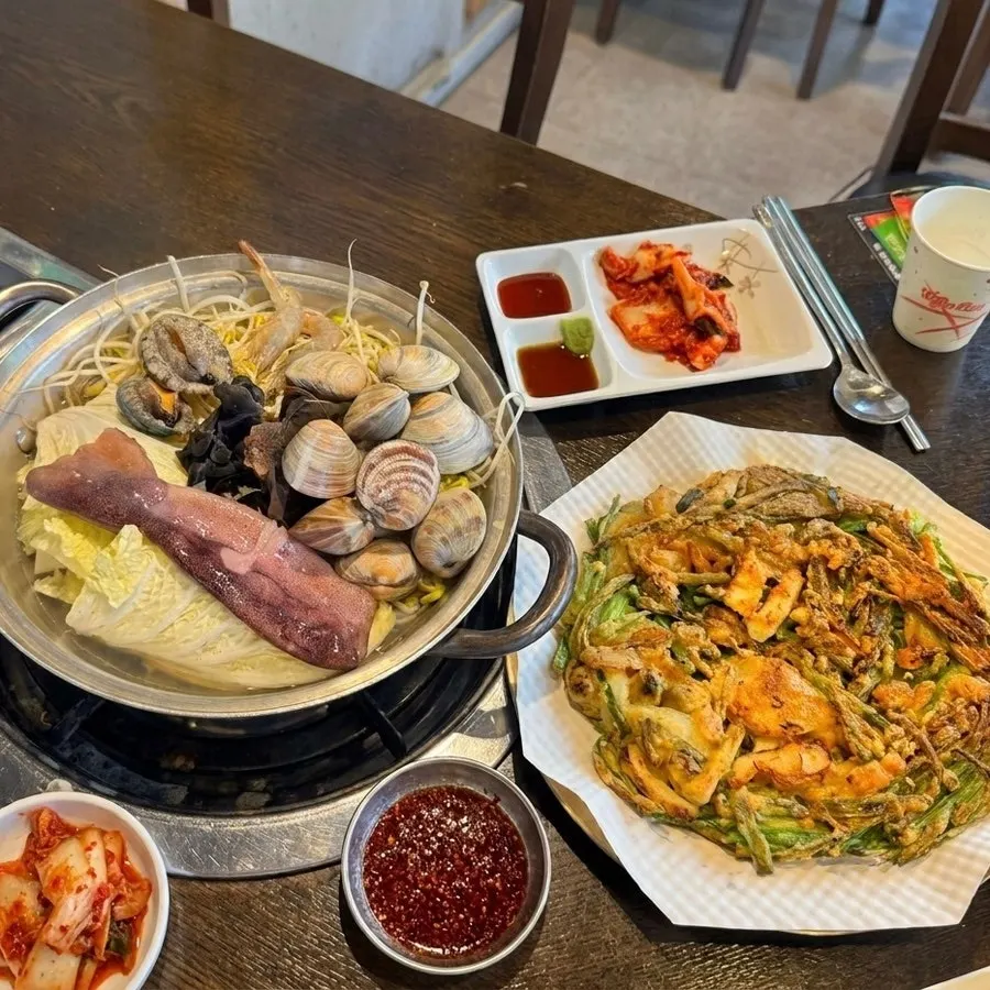 면까지 넣어 완성된 해물칼국수