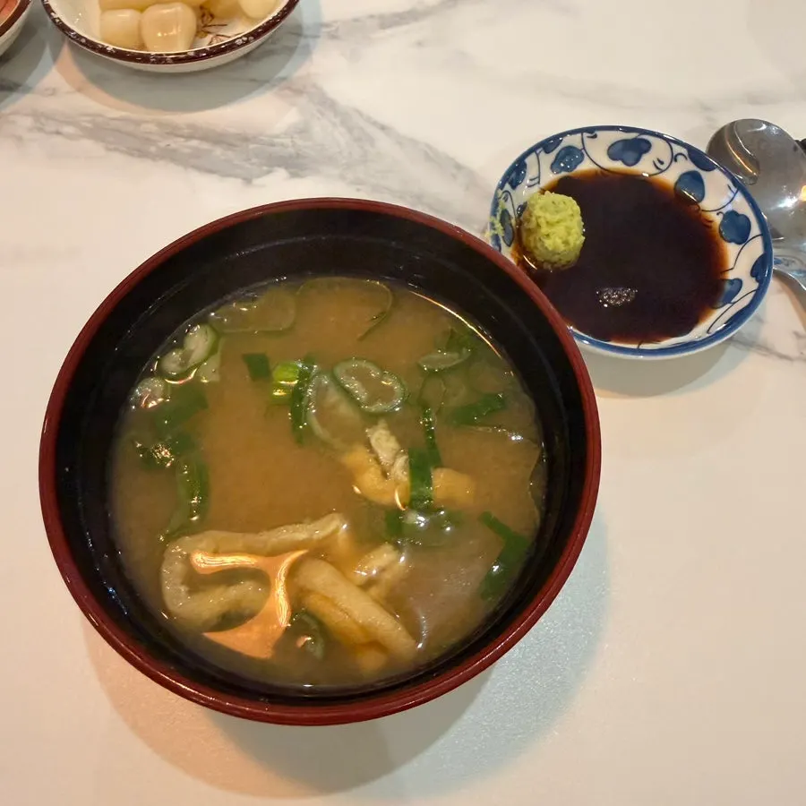 세팅된 초밥 자리와 기본 찬