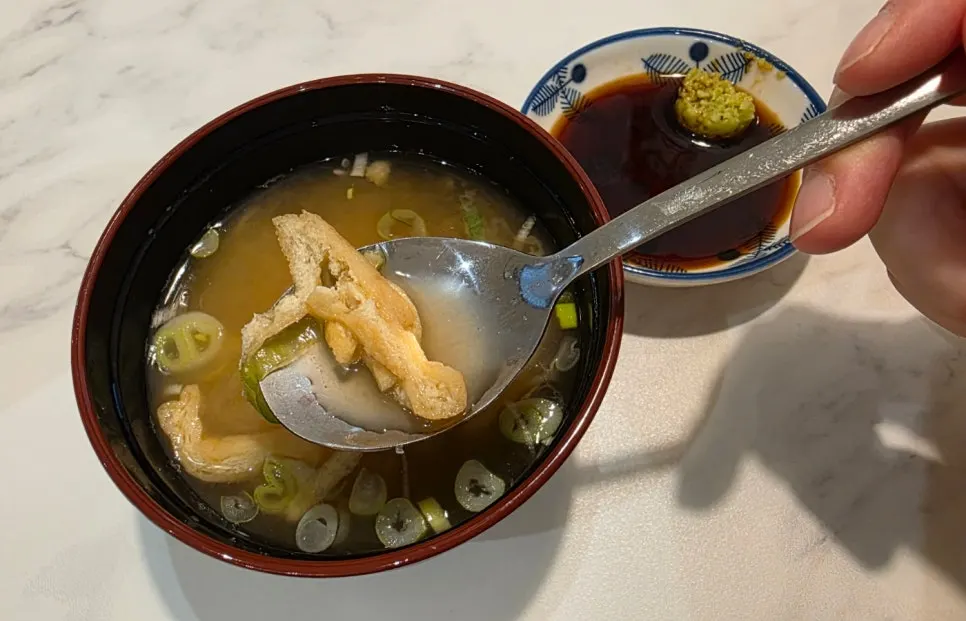 주문한 초밥과 카이센동이 놓인 테이블