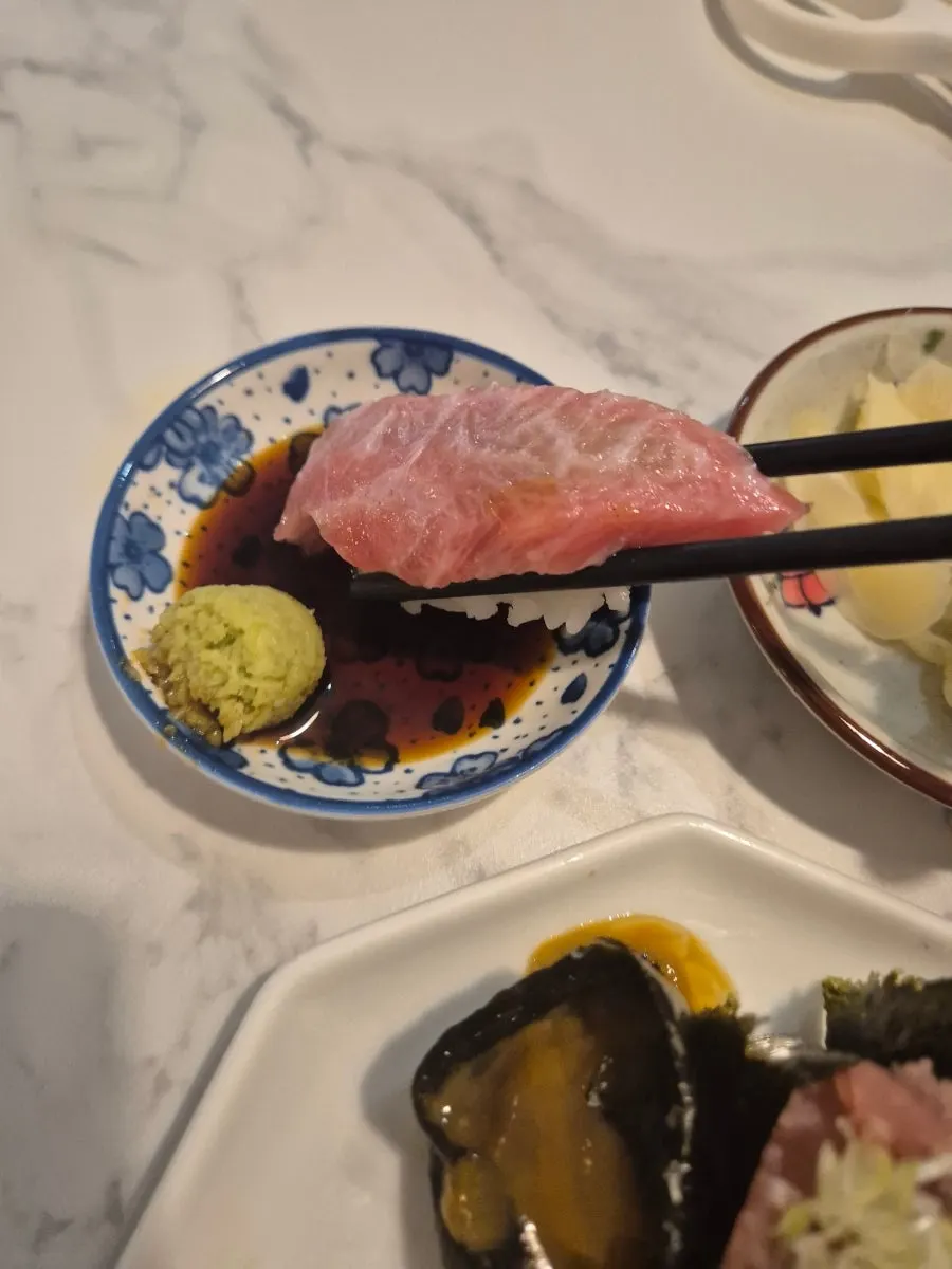 큼직한 초밥을 가까이 찍은 사진
