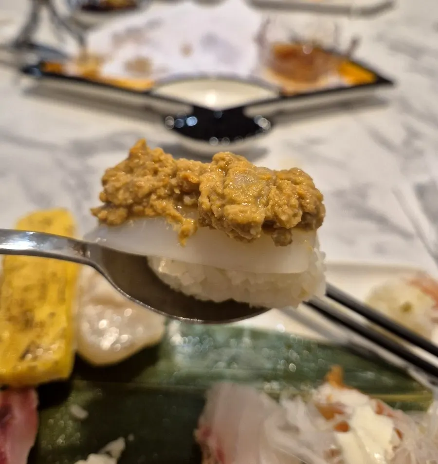 처음 먹어본 스타일의 초밥 한 점