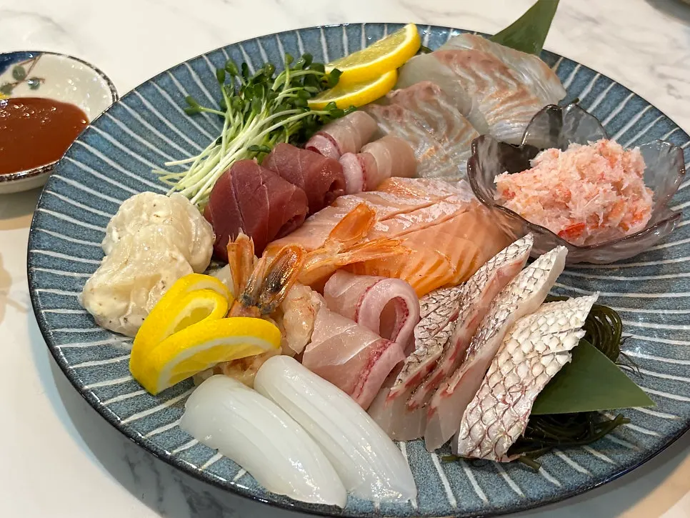 A plate of ₩40,000 mixed sashimi