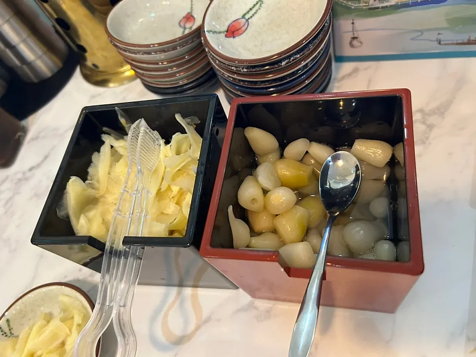 매장 내부 테이블과 홀 모습